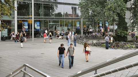 Studierende vor HSZ