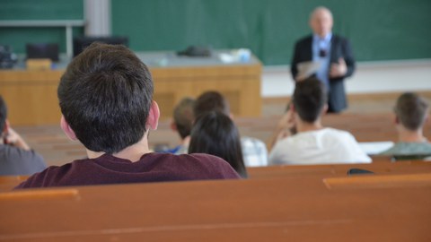 Professor Becker in der Vorlesung