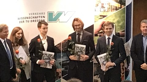 Die besten Absolvent:innen der Fakultät, flankiert durch die beiden Studiendekane