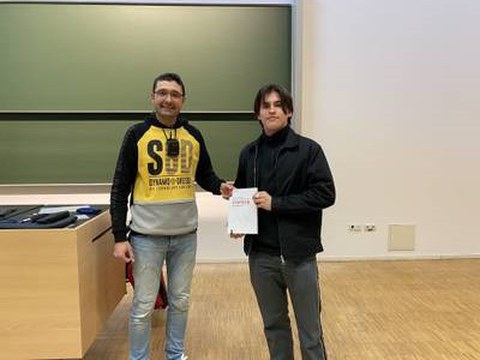 Professor Ostap Okhrin gratuliert Arnes Triemer für beste Ergebnisse in Statistik