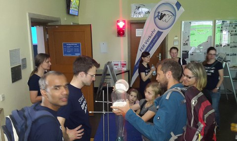 Experimente im Foyer vom Potthoff-Bau