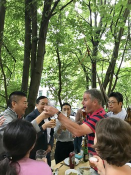 Fu Daiguo (Vice Dean of Western Business School, SWUFE) cheering Bernhard Schipp (TUD)