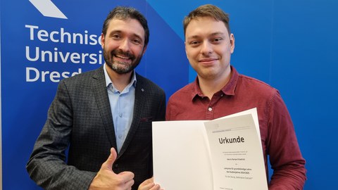 Prof. Okhrin mit Florian Friedrich bei der Verleihung des Lehrpreises 2025