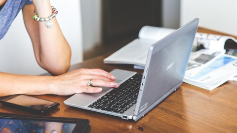 Frau am Laptop