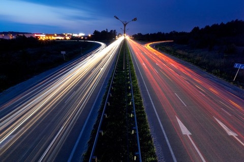 Zeitrafferaufnahme einer Autobahn in der Dämmerung