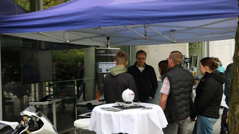 Besucher am Stand