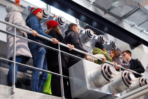 Studierende im Fahrzeugtechnischen Versuchszentrum