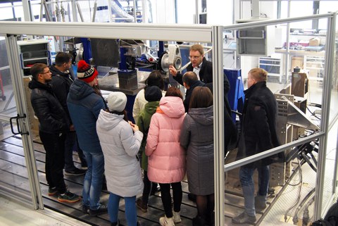 Studierende im Fahrzeugtechnischen Versuchszentrum