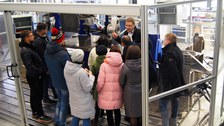 Studierende im Fahrzeugtechnischen Versuchszentrum
