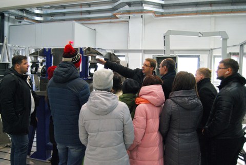 Studierende im Fahrzeugtechnischen Versuchszentrum