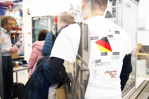 Studierende im Fahrzeugtechnischen Versuchszentrum