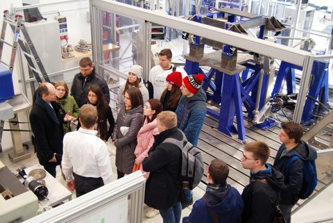 Studierende im Fahrzeugtechnischen Versuchszentrum