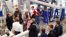 Studierende im Fahrzeugtechnischen Versuchszentrum