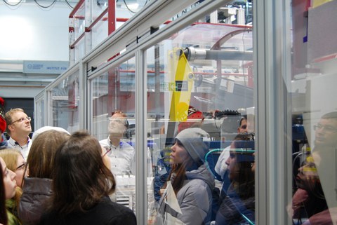 Studierende im Fahrzeugtechnischen Versuchszentrum