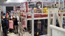 Studierende im Fahrzeugtechnischen Versuchszentrum
