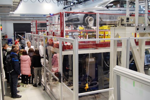 Studierende im Fahrzeugtechnischen Versuchszentrum