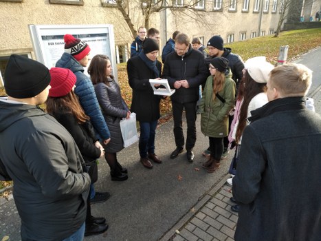 Prof. Prokop erhaelt Gastgeschenk aus Omsk