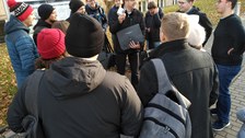 Prof. Prokop teilt Gastgeschenk aus