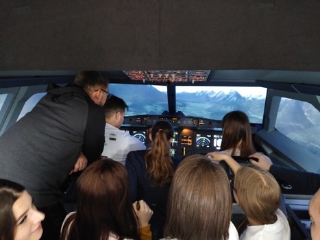 Studierende aus Omsk im Flugsimulator