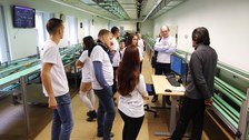 Studierende aus Omsk im Eisenbahnbetriebslabor