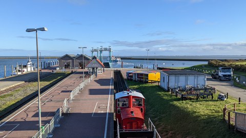 Auf dem Bild ist eine Insel mit einer Bahn