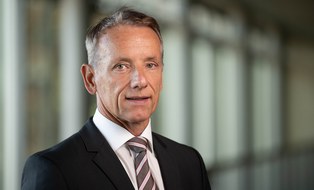 Das Bild zeigt Prof. Hartmut Fricke