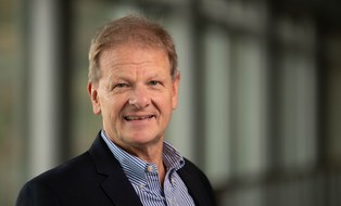 Das Bild zeigt ein Porträt von Prof. Arnd Stephan.