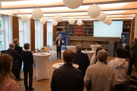 Prof. Gerike vor dem Plenum