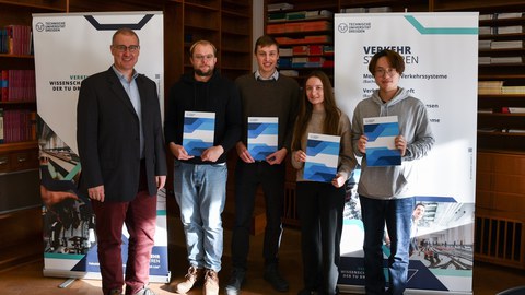 Das Bild zeigt die Firmenstipendiat:innen gemeinsam mit dem Geschäftsführer der Fakultät Verkehrswissenschaften.