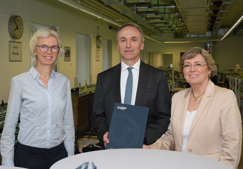 Das Bild zeigt die Vertragsparteien bei der Vertragsunterzeichnung