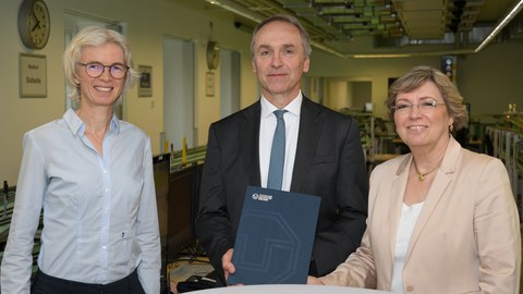 Das Bild zeigt die Vertragsparteien bei der Vertragsunterzeichnung