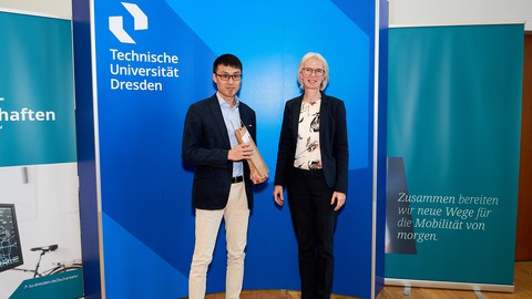 Die Dekanin begrüßt Prof, Binbin Liu auf dem Tag der Fakultät 2025