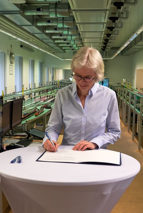 Prof. Regine Gerike bei der Vertragsunterzeichnung. 