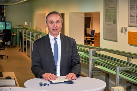 Prof. Roll hält eine Rede.