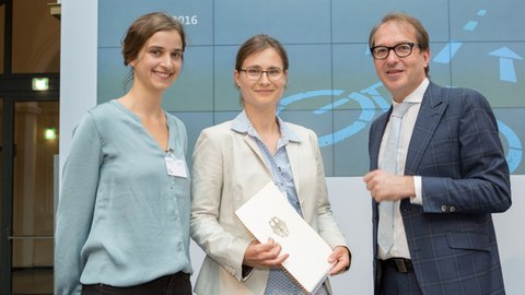 Übergabe des Förderscheids durch  Bundesminister Dobrindt an Wissenschaftlerinnen der Professur für Verkehrsökologie der TU Dresden