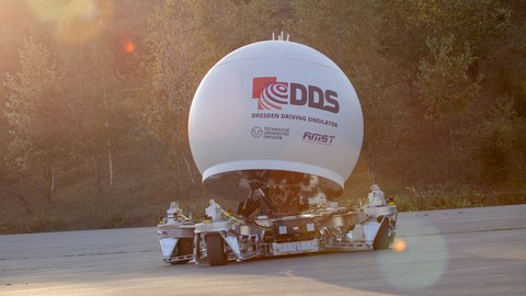 Das Bild zeigt den hochimmersiven Fahrsimulator 