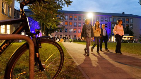 Das Foto zeigt den Gerhart-Potthoff-Bau am Abend