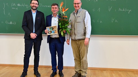 Prof. Karl Nachtigall wird von der Fakulttsleitung verabschiedet