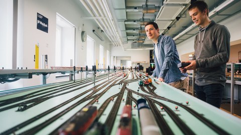 Studierende im Eisenbahnbetriebslabor