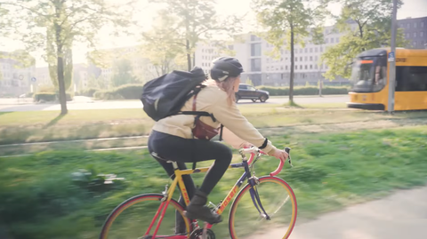 Das Bild zeigt eine Frau auf einem Rennrad.