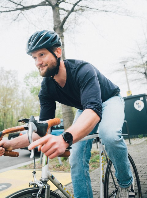 Das Bild zeigt einen Mann auf einem Rennrad.