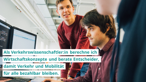 Zwei Studierende sitzen vor Bildschirmen, die Verkehrsnetze zeigen, und lachen sich an. Ein Text zeigt: "Als Verkehrswissenschaftler:in berechne ich Wirtschaftskonzepte und berate Entscheider, damit Verkehr und Mobilität für alle bezahlbar bleiben."