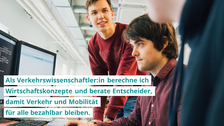 Zwei Studierende sitzen vor Bildschirmen, die Verkehrsnetze zeigen, und lachen sich an. Ein Text zeigt: "Als Verkehrswissenschaftler:in berechne ich Wirtschaftskonzepte und berate Entscheider, damit Verkehr und Mobilität für alle bezahlbar bleiben."
