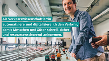 Ein Student schaut über ein großes Eisenbahnfeld des Eisenbahnbetriebslabors, auf dem mehrere Lokomotiven stehen und Züge fahren. Ein Bildtext lautet "Als Verkehrswissenschaftler:in automatisiere und digitalisiere ich den Verkehr, damit Menschen und Güter schnell, sicher und ressourcenschonend ankommen."