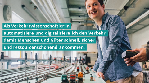 Ein Student schaut über ein großes Eisenbahnfeld des Eisenbahnbetriebslabors, auf dem mehrere Lokomotiven stehen und Züge fahren. Ein Bildtext lautet "Als Verkehrswissenschaftler:in automatisiere und digitalisiere ich den Verkehr, damit Menschen und Güter schnell, sicher und ressourcenschonend ankommen."