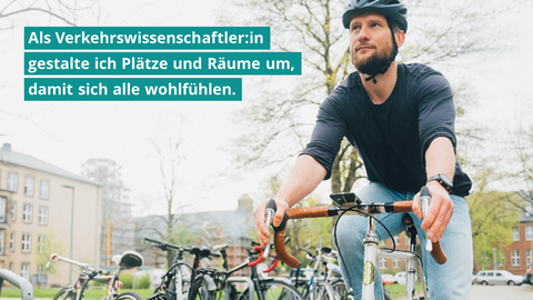 Ein Mann fährt auf einem Rennrad. Hinter ihm sieht man Bäume, ein Gebäude und viele abgestellte Fahrräder. Ein Bildtext lautet: "Als Verkehrswissenschaftler:in gestalte ich Plätze und Räume um, damit sich alle wohlfühlen."