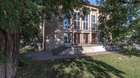Fakultätsgebäude Gerhart-Potthoff-Bau, Eingang Fritz-Foerster-Platz