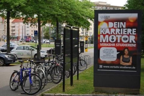 Mobilitätspunkt am Nürnberger Platz vor dem Gerhart-Potthoff-Bau der TU Dresden