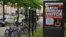 Mobilitätspunkt am Nürnberger Platz vor dem Gerhart-Potthoff-Bau der TU Dresden