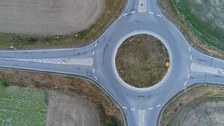 Luftaufnahme eines Kreisverkehrs